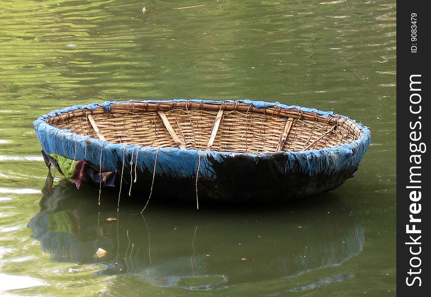 This is a type of traditional boat. Long back these type of boats were common in India and it was used to cross the river where there was no bridge constructed. Now, its numbers has greatly reduced.