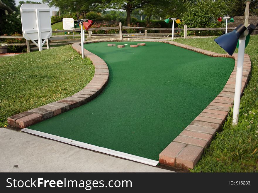 Miniature golf hole