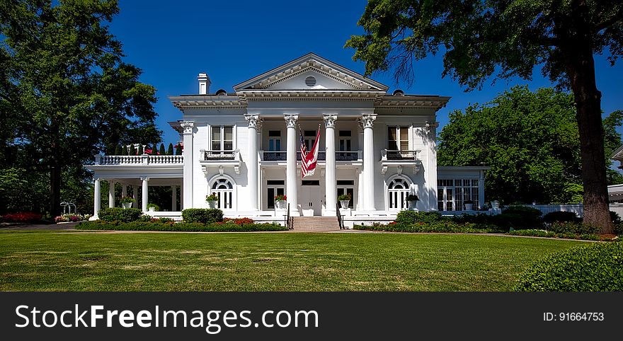 The Alabama Governor's Mansion, the official residence of the Governor of Alabama in Montgomery, Alabama. The Alabama Governor's Mansion, the official residence of the Governor of Alabama in Montgomery, Alabama.