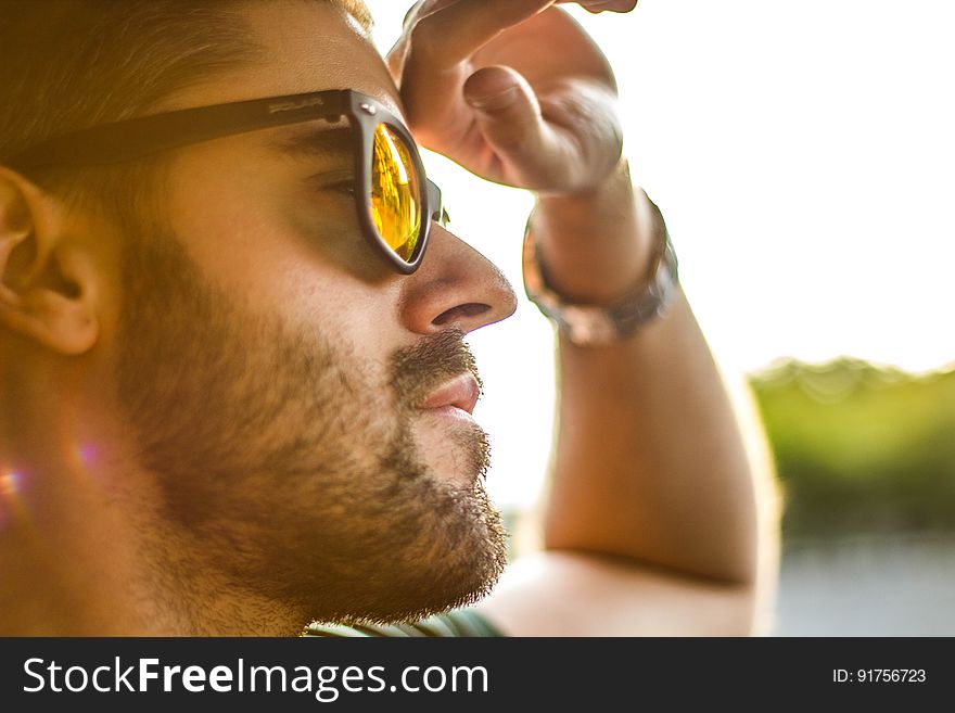 Men&#x27;s Black Framed Sunglasses Shined by the Bright Sun