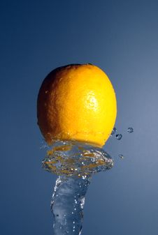 Lemon In Water Stream Royalty Free Stock Images Lemon In Water Stream Royalty Free Stock Images