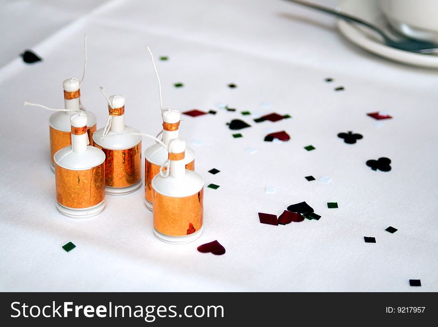 Festive dinner arrangement with confetti