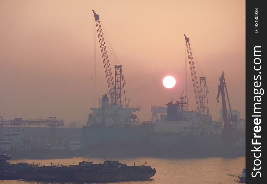 Le port de Shanghai &#x28;ä¸Šæµ·æ¸¯&#x29; est Ã  la fois un port en eau profonde â€” par l&#x27;intermÃ©diaire du port de Yangshan â€” et un port fluvial. Il se situe Ã  proximitÃ© immÃ©diate dans la baie de Hangzhou entre la mer de Chine orientale et les cours d&#x27;eau Yangzi Jiang, Huangpu et Qiantang.