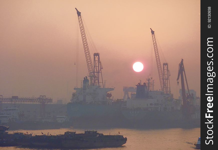 Le port de Shanghai &#x28;上海港&#x29; est à la fois un port en eau profonde — par l&#x27;intermédiaire du port de Yangshan — et un port fluvial. Il se situe à proximité immédiate dans la baie de Hangzhou entre la mer de Chine orientale et les cours d&#x27;eau Yangzi Jiang, Huangpu et Qiantang.