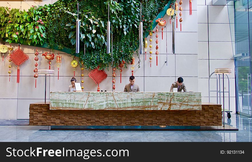 DÃ©corÃ© par des cÃ©lÃ¨bres architectes locaux, l&#x27;Ã©lÃ©gant Hotel ICON bÃ©nÃ©ficie de vues sur le port de Tsimshatsui East Kowloon. Vous pourrez profiter d&#x27;une piscine extÃ©rieure chauffÃ©e sur le toit, de soins au spa et d&#x27;un club de bien-Ãªtre. L&#x27;Ã©tablissement vous accueille Ã  5 minutes Ã  pied de la station de mÃ©tro MTR Hung Hom. La baie Causeway et le quartier de Wan Chai sont accessibles en 10 minutes par le mÃ©tro MTR. Vous pourrez vous dÃ©placer en transport 100% Ã©lectrique avec le bus Ã©lectrique ultramoderne assurant des navettes toutes les 20 minutes. Avant votre arrivÃ©e, vous pourrez aussi rÃ©server une limousine Tesla S85 et une i3 BMW. DÃ©corÃ© par des cÃ©lÃ¨bres architectes locaux, l&#x27;Ã©lÃ©gant Hotel ICON bÃ©nÃ©ficie de vues sur le port de Tsimshatsui East Kowloon. Vous pourrez profiter d&#x27;une piscine extÃ©rieure chauffÃ©e sur le toit, de soins au spa et d&#x27;un club de bien-Ãªtre. L&#x27;Ã©tablissement vous accueille Ã  5 minutes Ã  pied de la station de mÃ©tro MTR Hung Hom. La baie Causeway et le quartier de Wan Chai sont accessibles en 10 minutes par le mÃ©tro MTR. Vous pourrez vous dÃ©placer en transport 100% Ã©lectrique avec le bus Ã©lectrique ultramoderne assurant des navettes toutes les 20 minutes. Avant votre arrivÃ©e, vous pourrez aussi rÃ©server une limousine Tesla S85 et une i3 BMW.