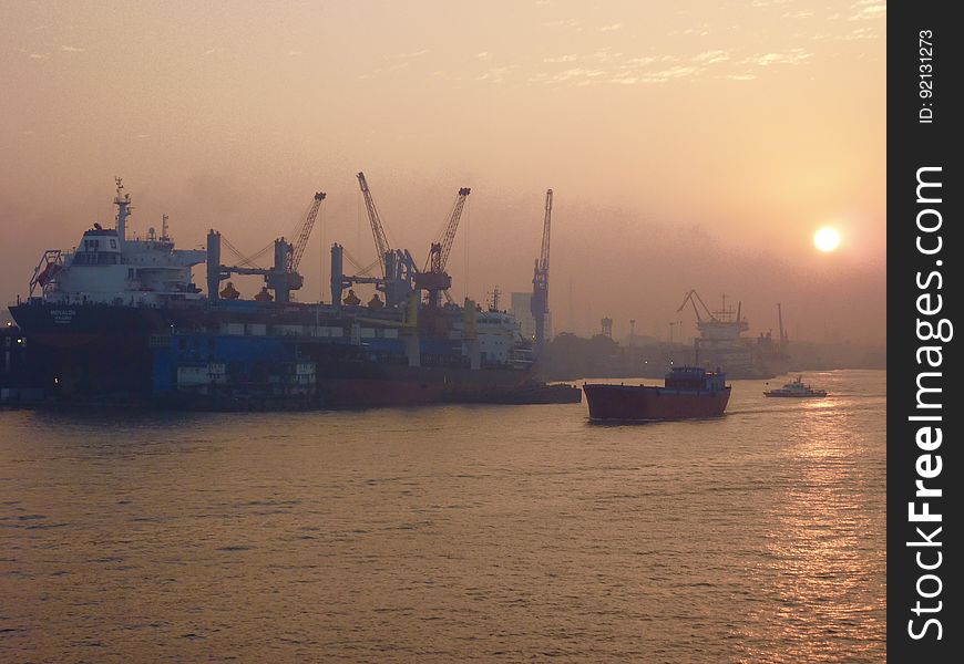 Le port de Shanghai &#x28;上海港&#x29; est à la fois un port en eau profonde — par l&#x27;intermédiaire du port de Yangshan — et un port fluvial. Il se situe à proximité immédiate dans la baie de Hangzhou entre la mer de Chine orientale et les cours d&#x27;eau Yangzi Jiang, Huangpu et Qiantang.