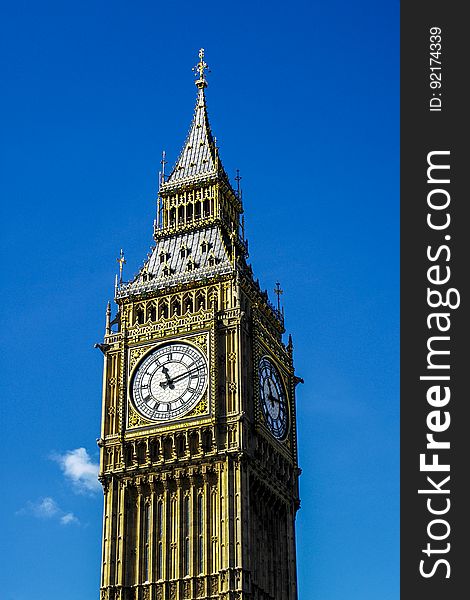 The Elizabeth tower and Big Ben of the Palace of Westminster in London, England.
