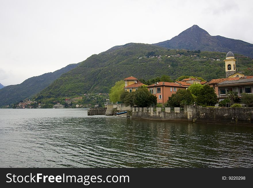 Country between the lake and the mountains