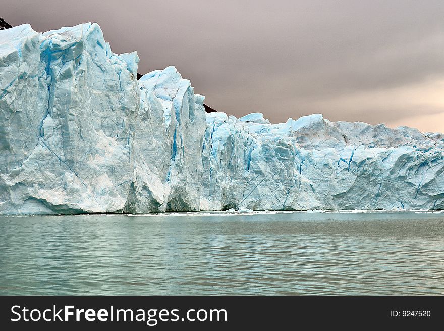20 tonnes of falling ice from the glacier perito moreno in patagonia, Argentina