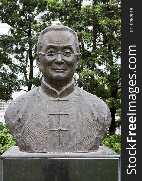 A statue of shaolizi in shanghai