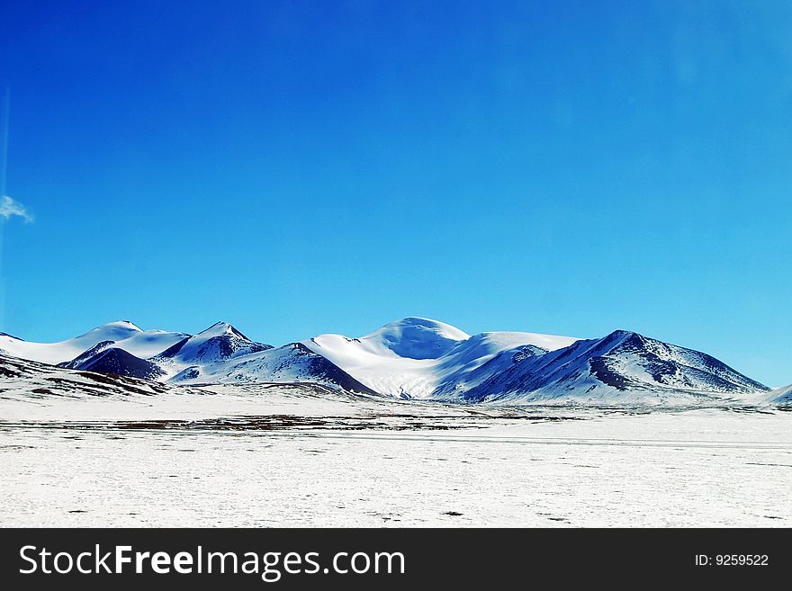 The Kunlun Mountains of Qinghai-Tibet Railway in winter. The Kunlun Mountains of Qinghai-Tibet Railway in winter.