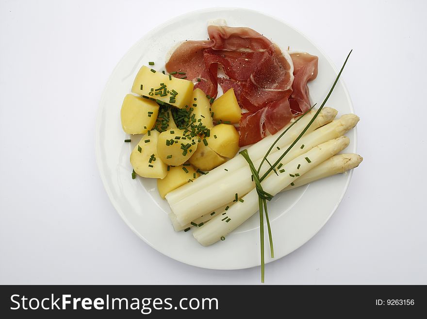 Lunch with asparagus, potatoes and gammon