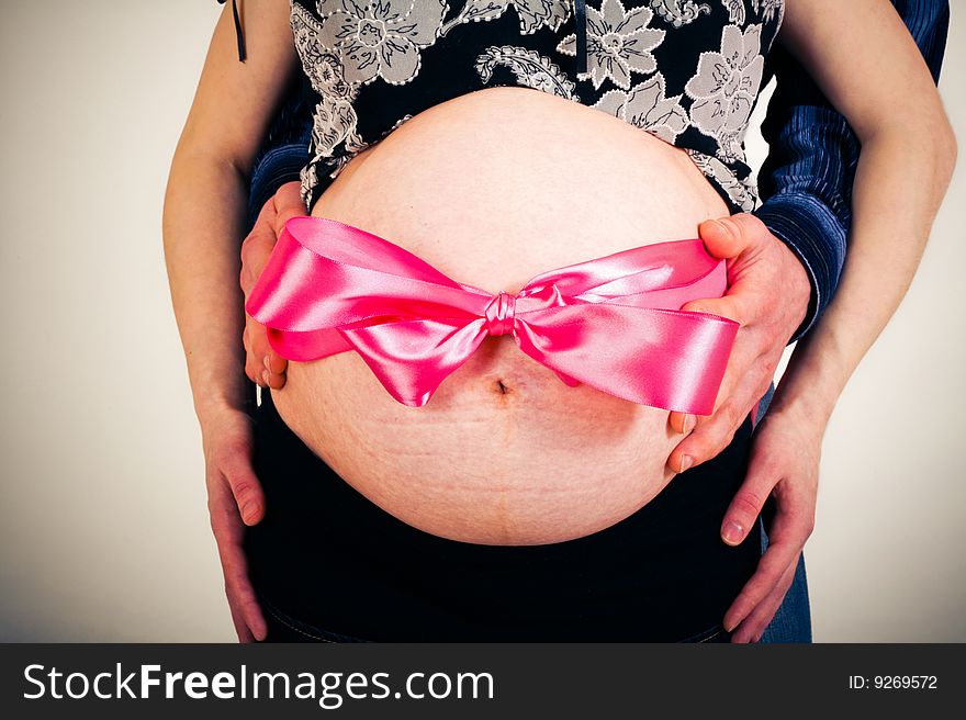 Pregnant woman with husband. Gift.