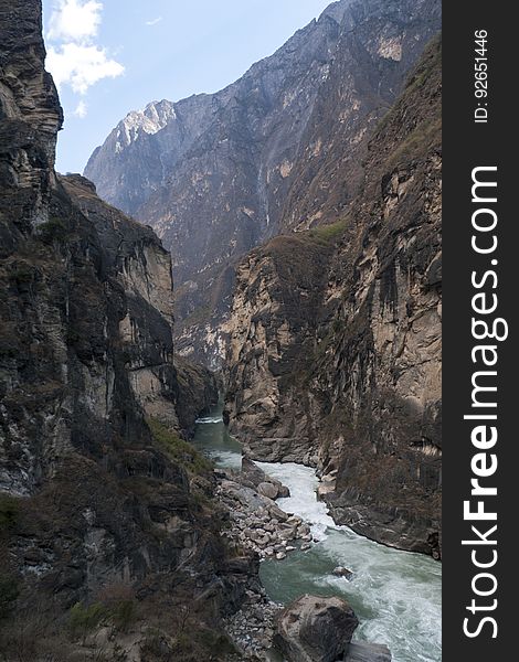 Water, Mountain, Cloud, Sky, Bedrock, Natural landscape