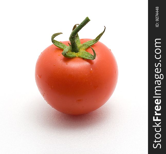 Fresh tomato with leaves, isolated