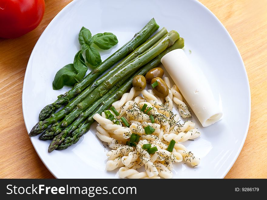 Green asparagus with noodles and olives.