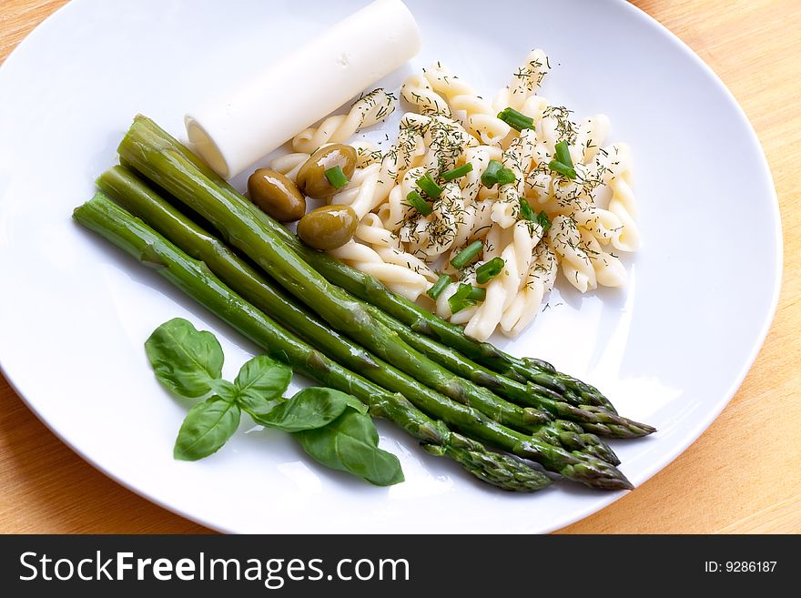 Green asparagus with noodles and olives.