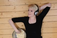 Eat Popcorn And Listen To Music Royalty Free Stock Photography Eat Popcorn And Listen To Music Royalty Free Stock Photography