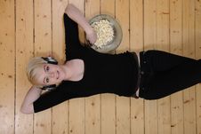 Eat Popcorn And Listen To Music Royalty Free Stock Images Eat Popcorn And Listen To Music Royalty Free Stock Images