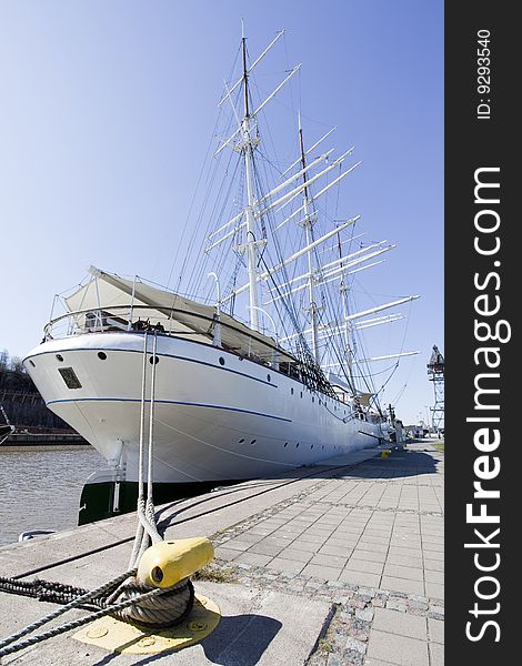 Old sailing ship Suomen Joutsen has traveled several times around the world. Today it is a museum ship.