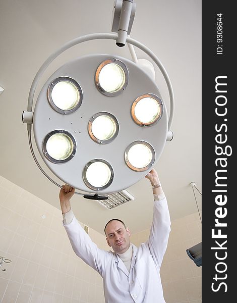 Surgeon with surgical lamp