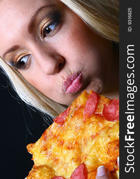 Beautiful young woman eating pizza s