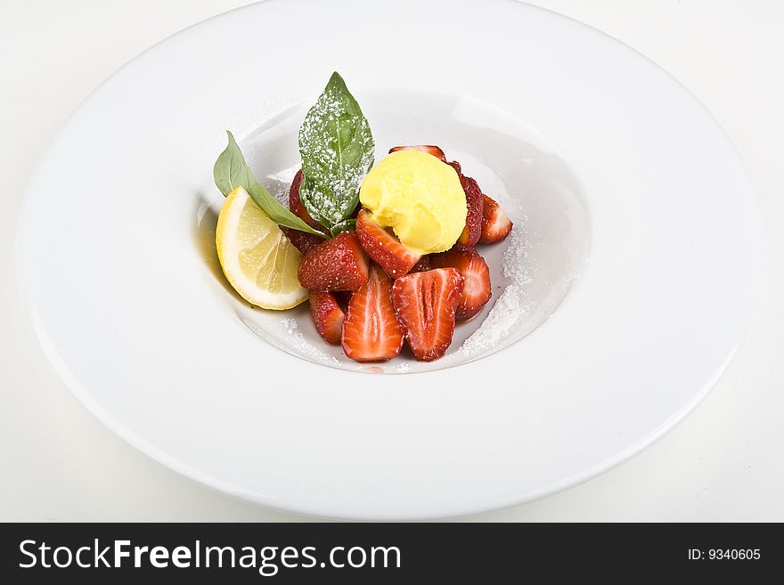 Peach or mango icecream sundaes with strawberries