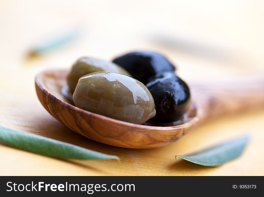 Black and mixed fresh olives.