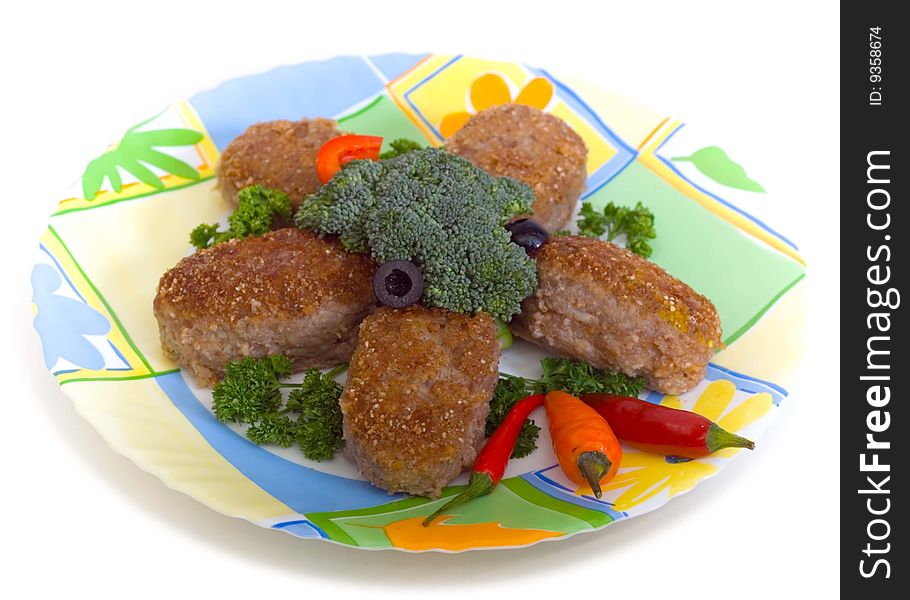 Meat cutlets with cauliflower and olives on a round plate