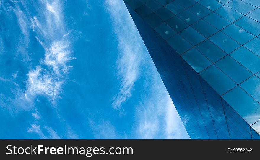 A city skyscraper against the blue skies.