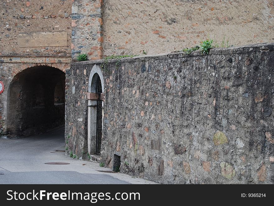 Arch in the wall and the gate