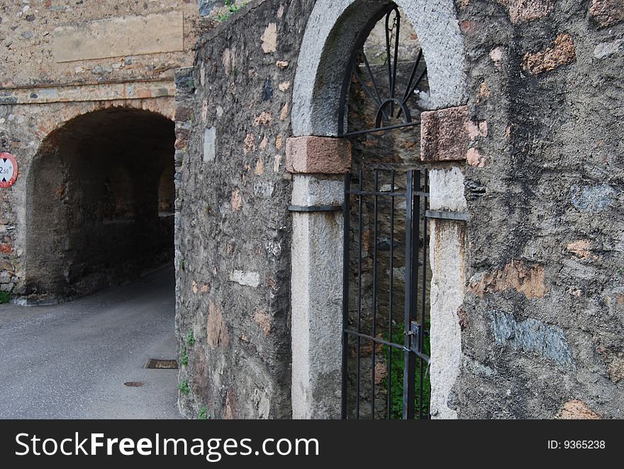 Arch in the wall and the gate