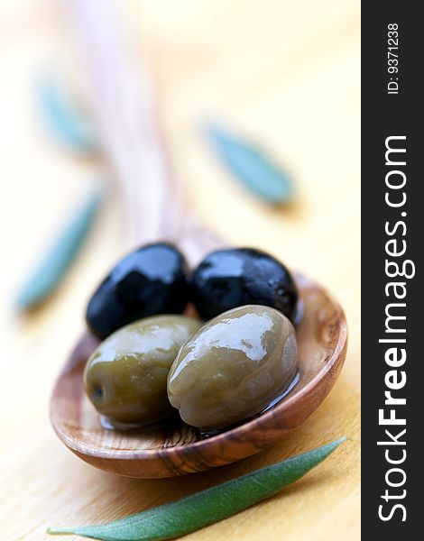 Black and mixed fresh olives.