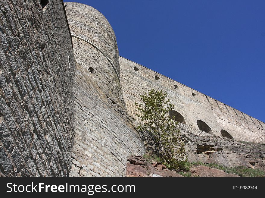 Russko-estonskaya border. A fortress Narva on the riverside.