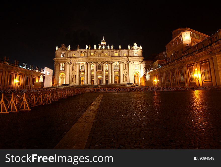 St. PeterÂ´s basilica at night, Rome