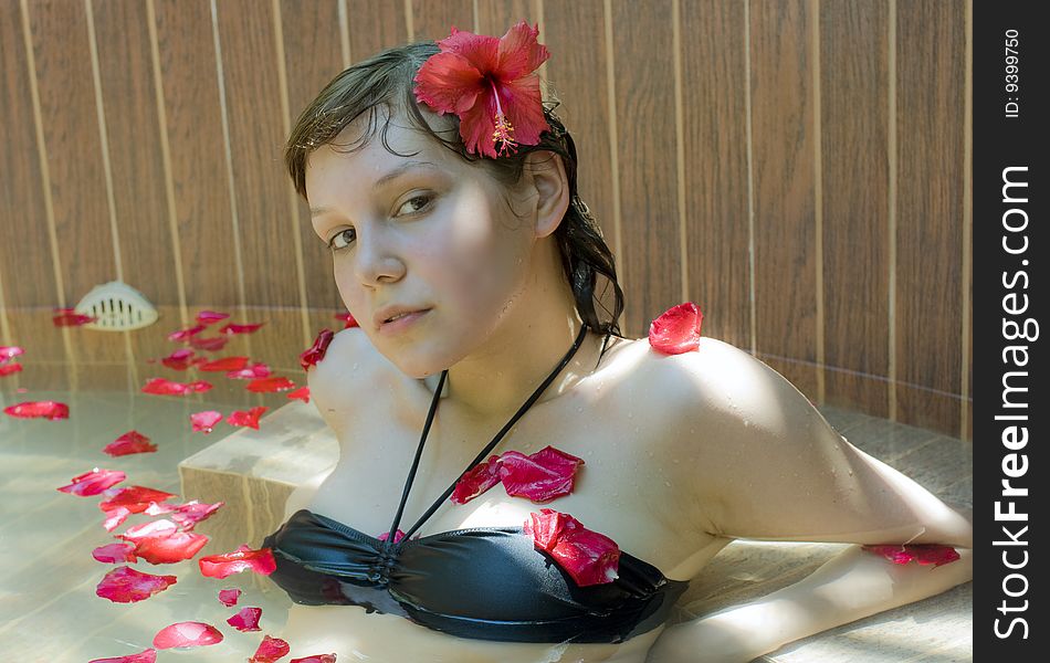 Beauty young girl in spa bathtub ( photo )