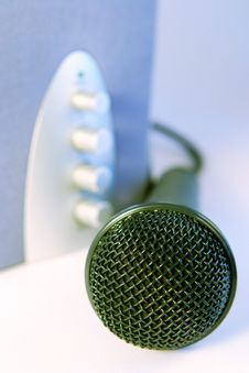Plug And Sing Or Listen Royalty Free Stock Images Plug And Sing Or Listen Royalty Free Stock Images