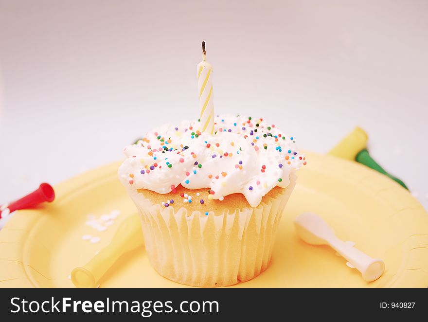 Pink toned birthday cupcake setting, complete with confetti and baloons. Pink toned birthday cupcake setting, complete with confetti and baloons