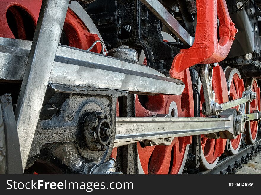 Wheels and drive mechanisms of the old Soviet steam locomotive