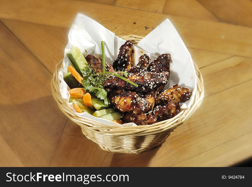 Grilled chicken wings with vegetable