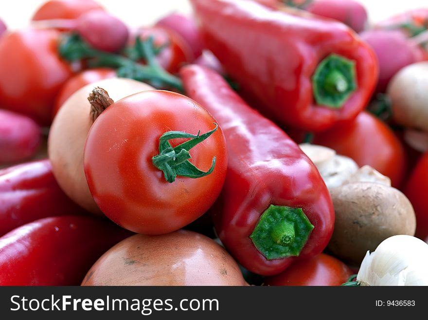 MIXED VEGETABLES WITH RED BELL PEPPER,TOMATO,RADISH.