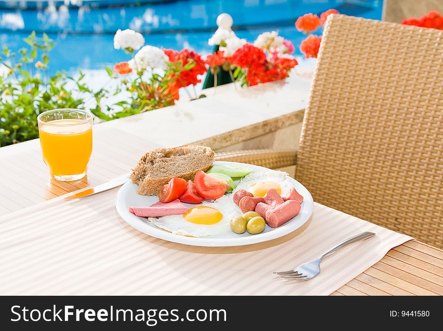 Excellent breakfast by the pool. Excellent breakfast by the pool