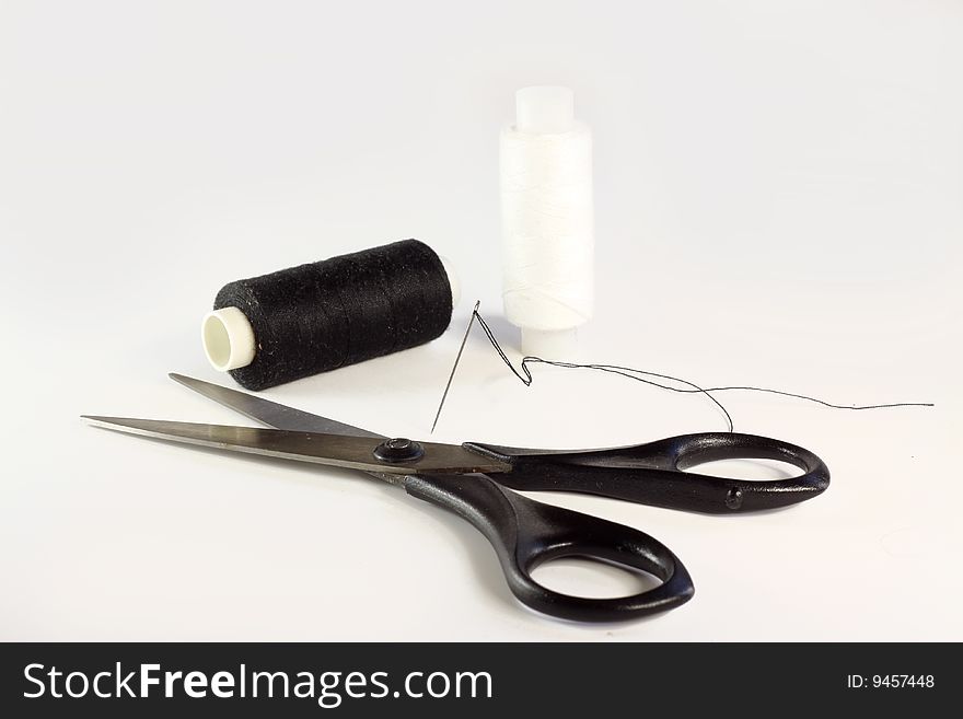 Tools kit for sew. needle and thread with scissors