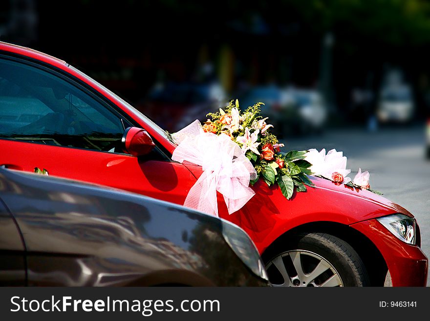 Picture of a red wedding decorated with bundles of flowers. Picture of a red wedding decorated with bundles of flowers