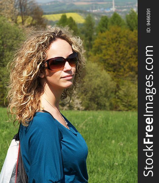 Curly girl with sunglasses in sunny day