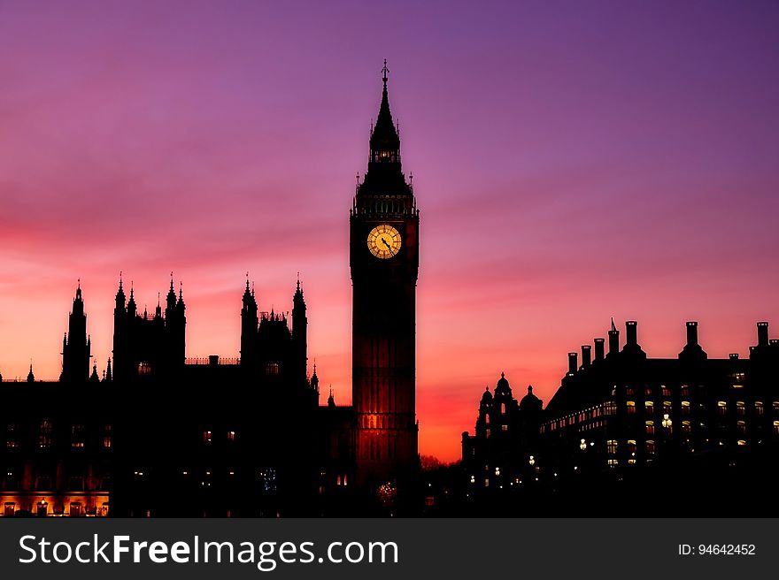 A night view of the Elizabeth tower and Big Ben clock next to the palace of Westminster in London, England.