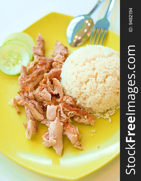 A delicious chicken rice set meal complete with cucumbers, a delicacy in Asian countries.