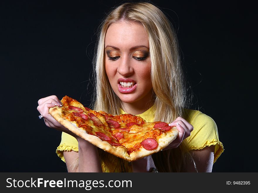 Beautiful young woman eating pizzza