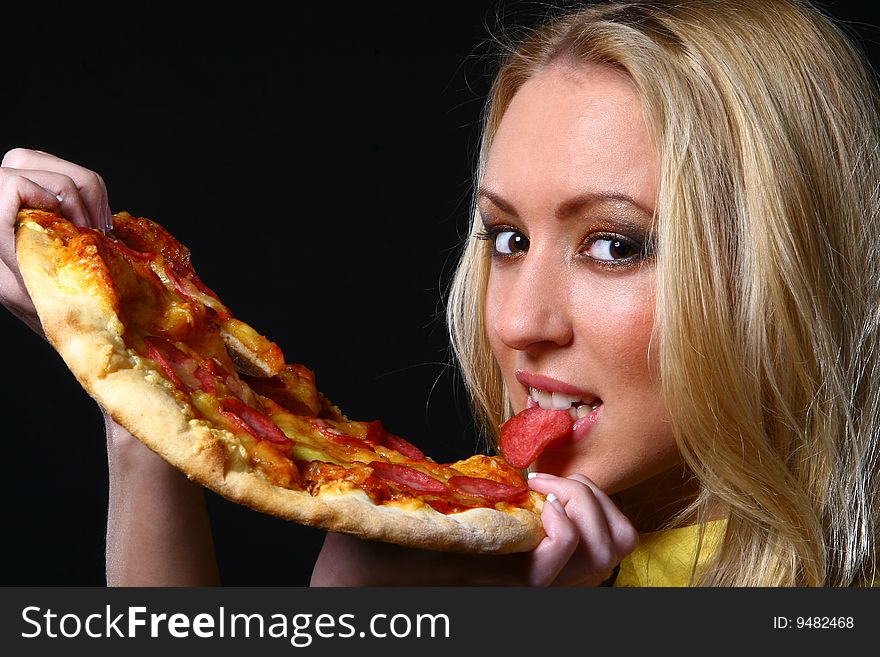 Beautiful young woman eating pizza