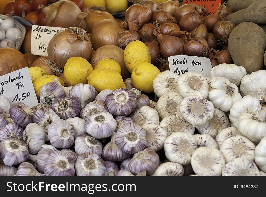 Garlick,lemmons and onions at a market stand. Garlick,lemmons and onions at a market stand
